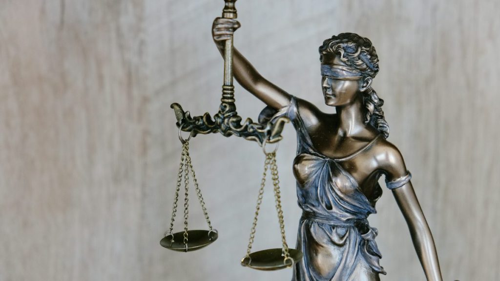 Law firm SEO services – judge's gavel and legal books for lawyers attracting clients online
