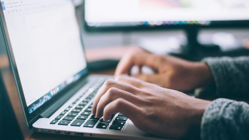SEO expert in Mirpur – optimizing a business website on a laptop
